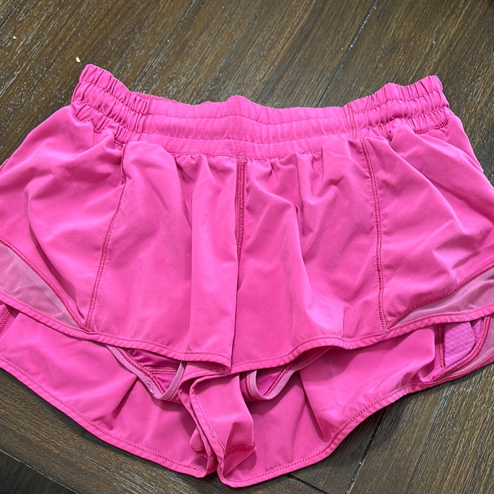 Lululemon Hotty Hot  pink size 8 2.5inch